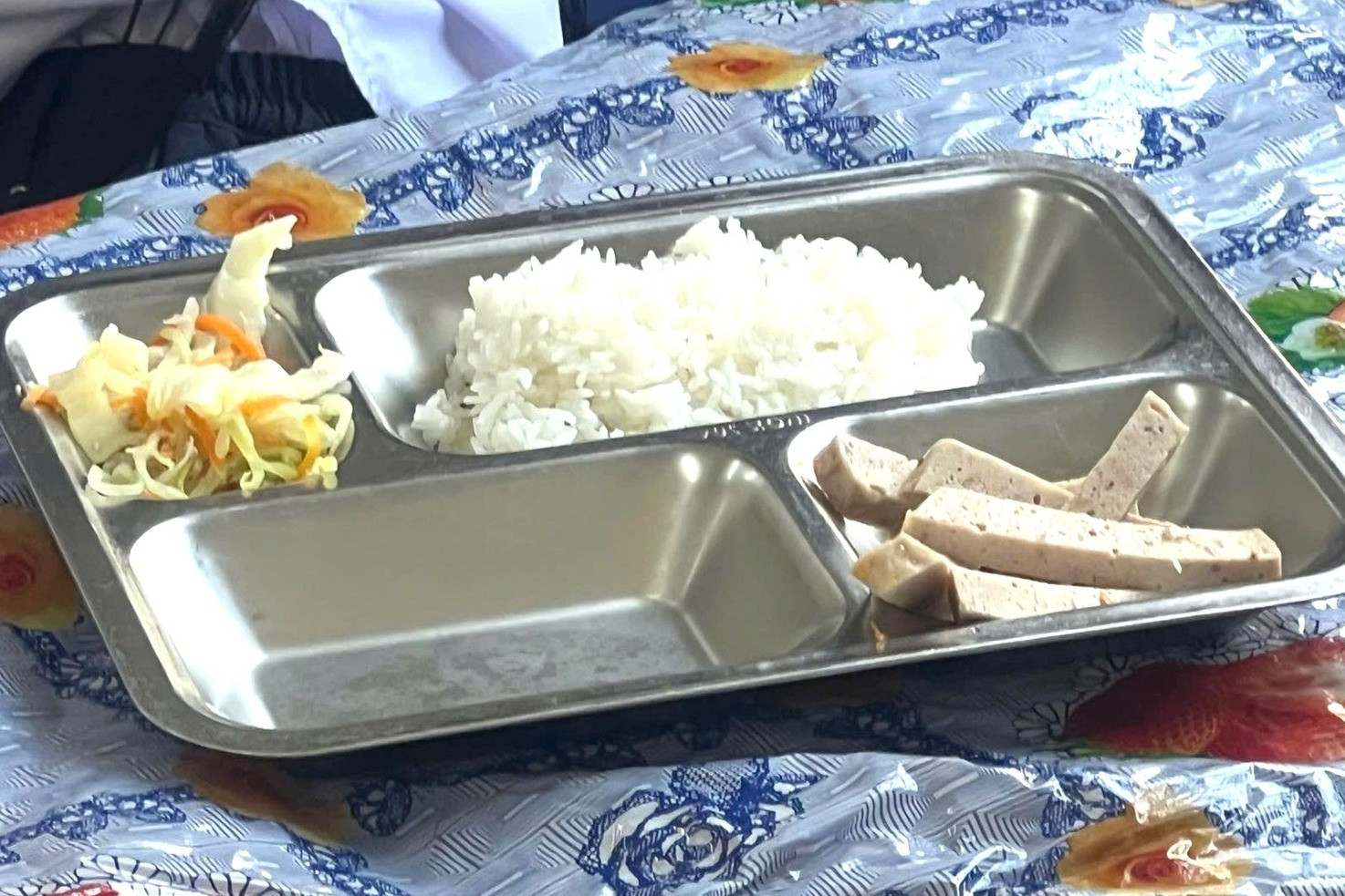 Hiệu trưởng lên tiếng về thông tin suất cơm bán trú lèo tèo vài lát thức ăn