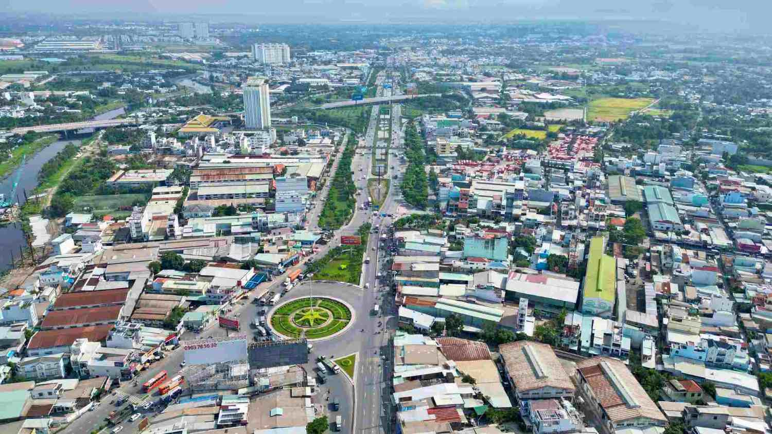 Huyện đông dân nhất cả nước nằm ở đâu?