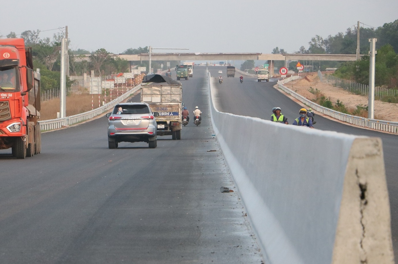 Ô tô, xe máy phớt lờ biển cấm, đua nhau chạy vào cao tốc đang thi công