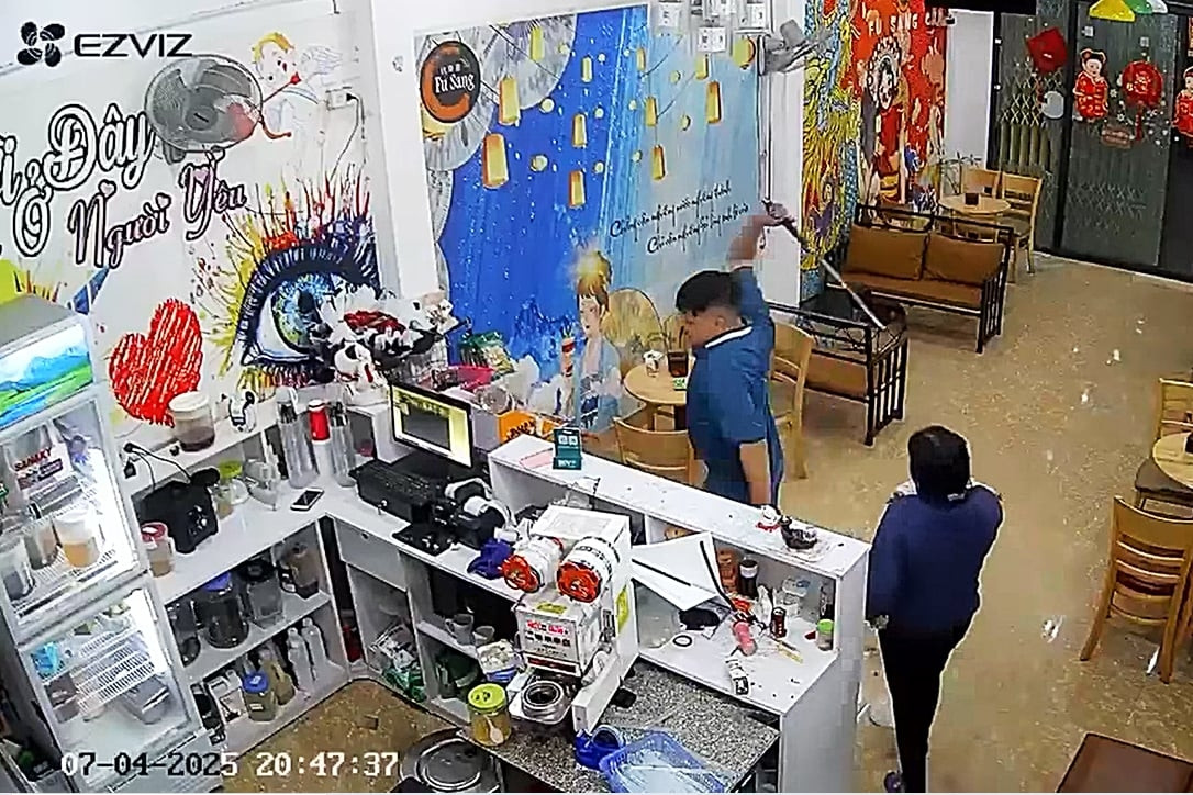 Người đàn ông cầm hung khí xông vào quán trà sữa đập phá