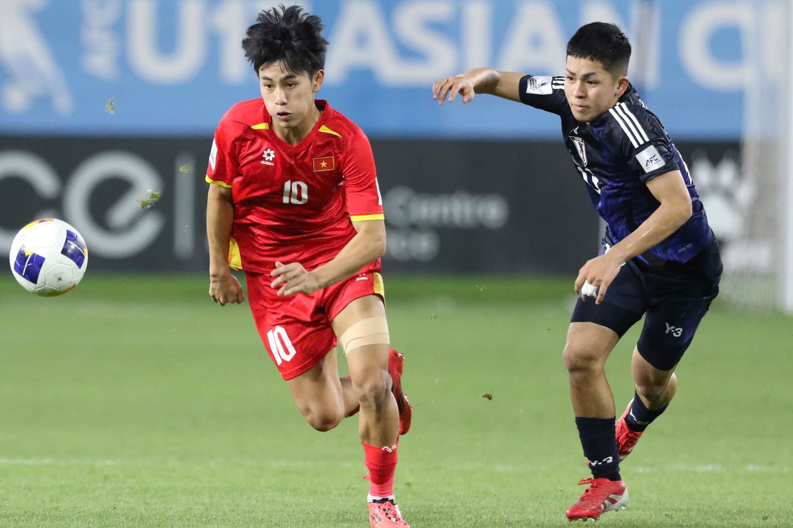 Người hùng U17 Việt Nam bất ngờ bị... kiểm tra doping