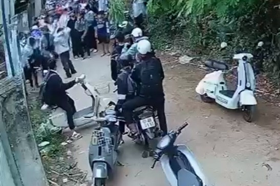 Nữ sinh lớp 10 bị đánh hội đồng, nhiều nam sinh đứng nhìn rồi quay clip