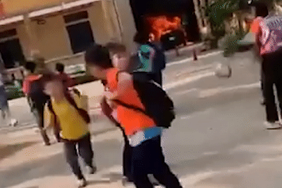 Ô tô của nữ hiệu trưởng bốc cháy trong trường, học sinh hoảng hốt bỏ chạy