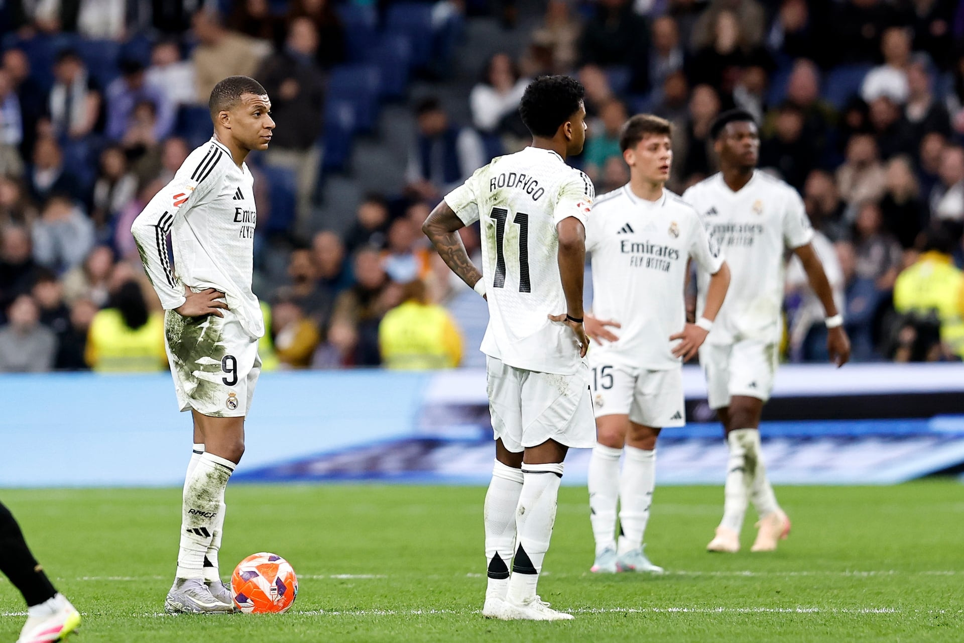 Phòng thay đồ Real Madrid bất ổn trước trận đấu với Arsenal