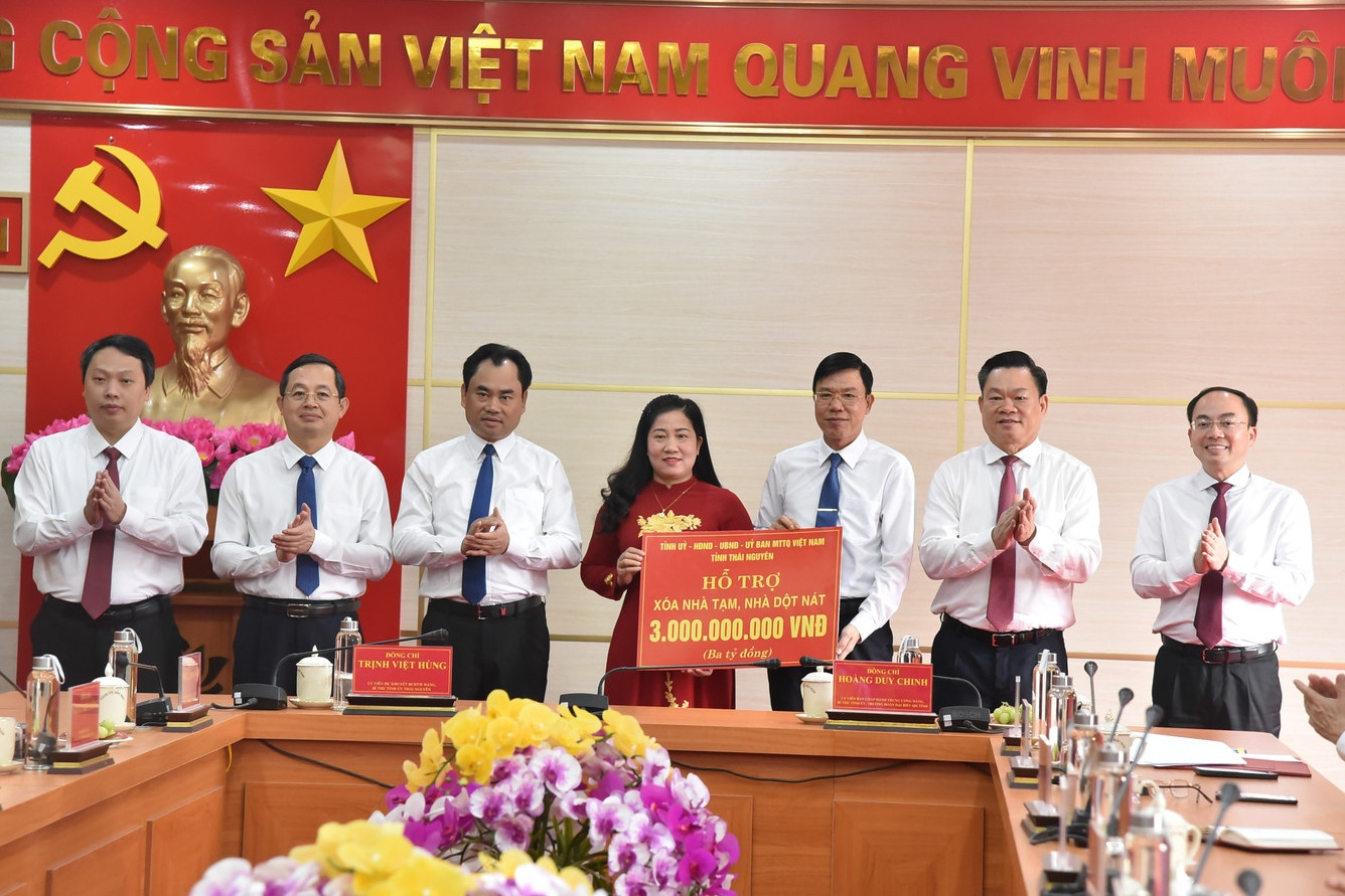 Thái Nguyên trao 3 tỷ đồng hỗ trợ Bắc Kạn xóa nhà tạm, nhà dột nát