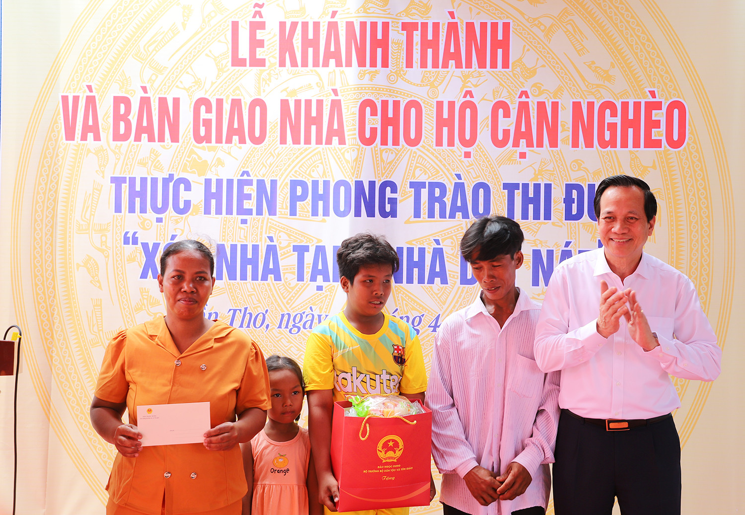 trao nhà 4.jpg