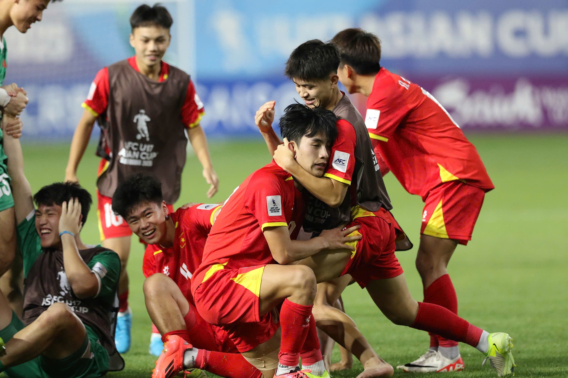 U17 Việt Nam cầm hòa U17 Nhật Bản nhờ bàn thắng phút 96