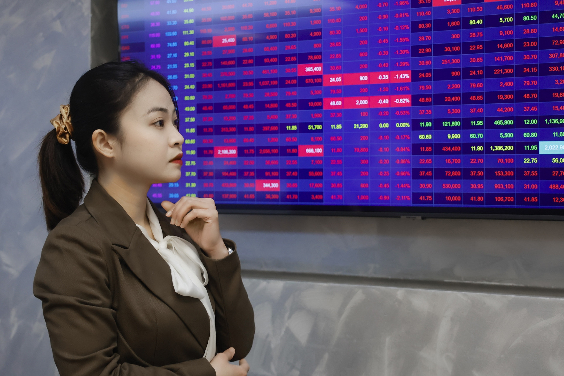 VN-Index tiếp tục giảm, xuống gần ngưỡng 1.100 điểm