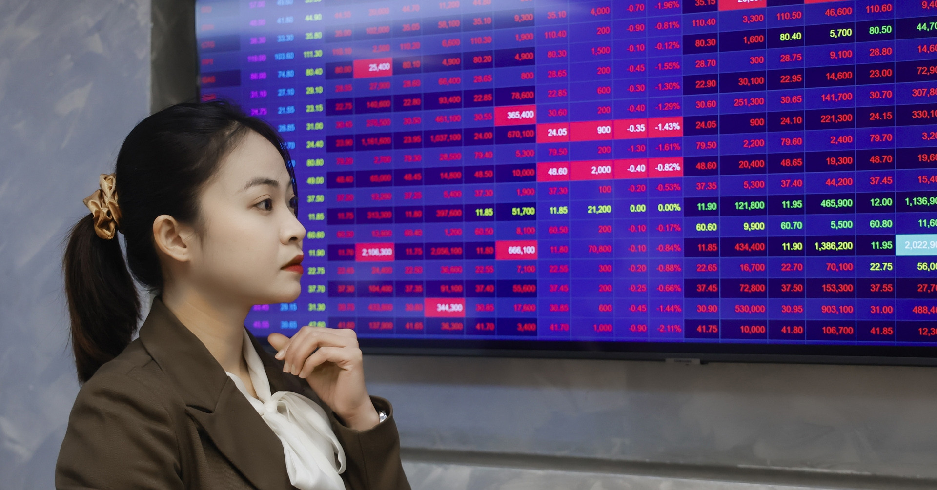 VN-Index tiếp tục giảm, xuống gần ngưỡng 1.100 điểm