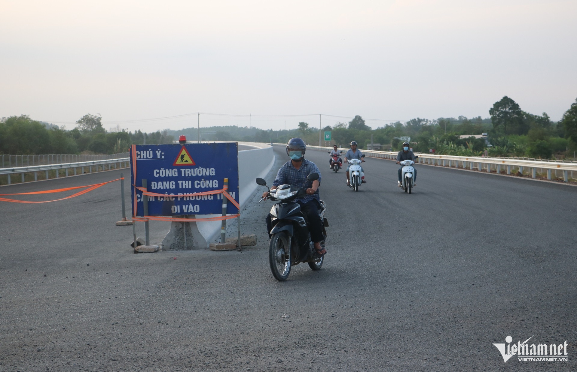 W-chạy lén vào cao tốc Biên Hòa Vũng Tàu đang thi công 1.JPG.jpg