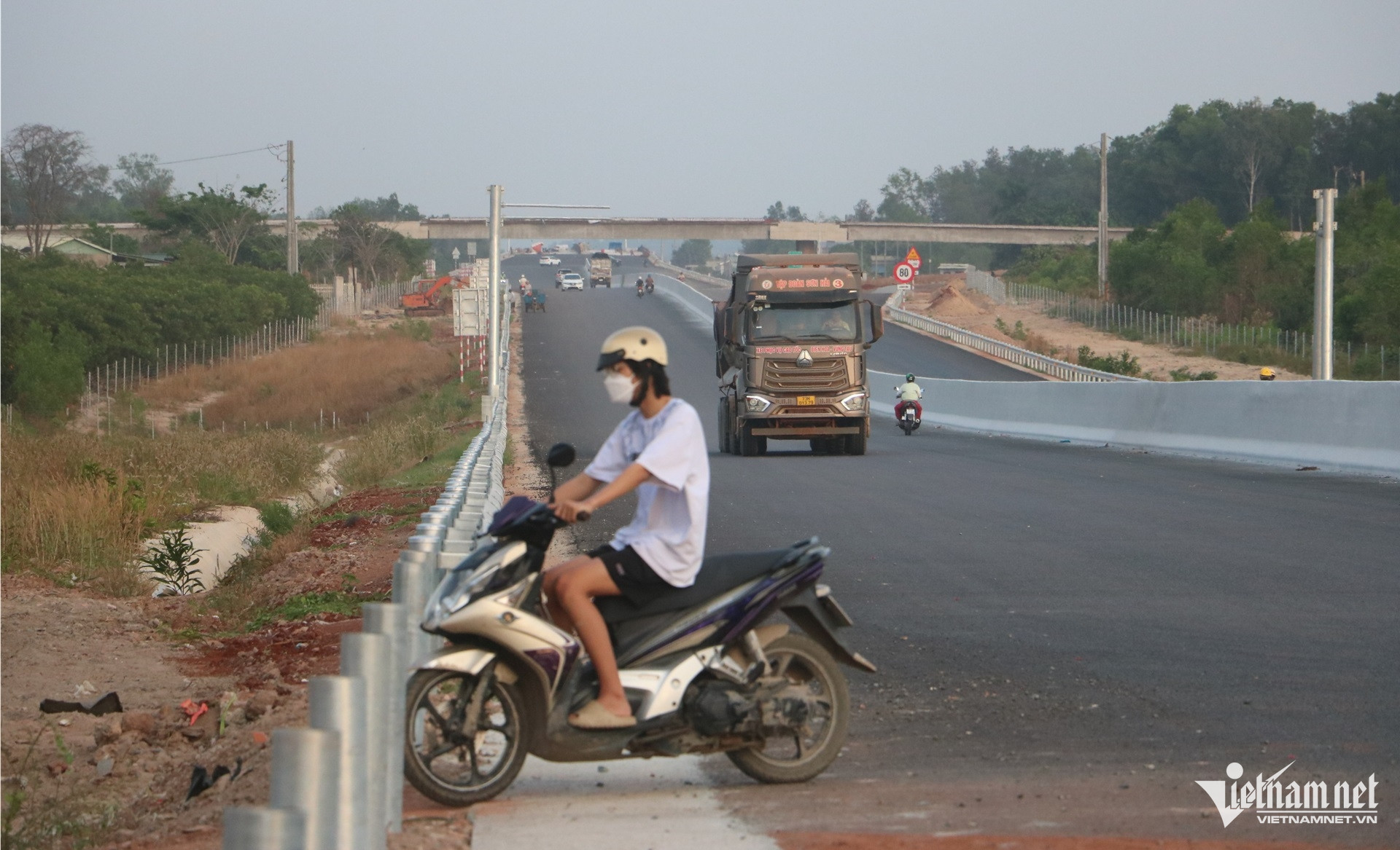 W-chạy lén vào cao tốc Biên Hòa Vũng Tàu đang thi công 2.JPG.jpg