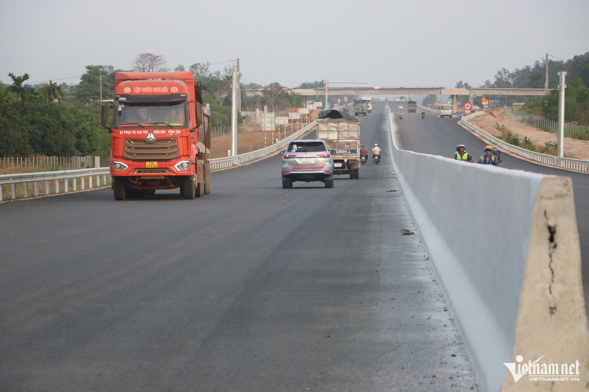 W-chạy lén vào cao tốc Biên Hòa Vũng Tàu đang thi công..JPG.jpg