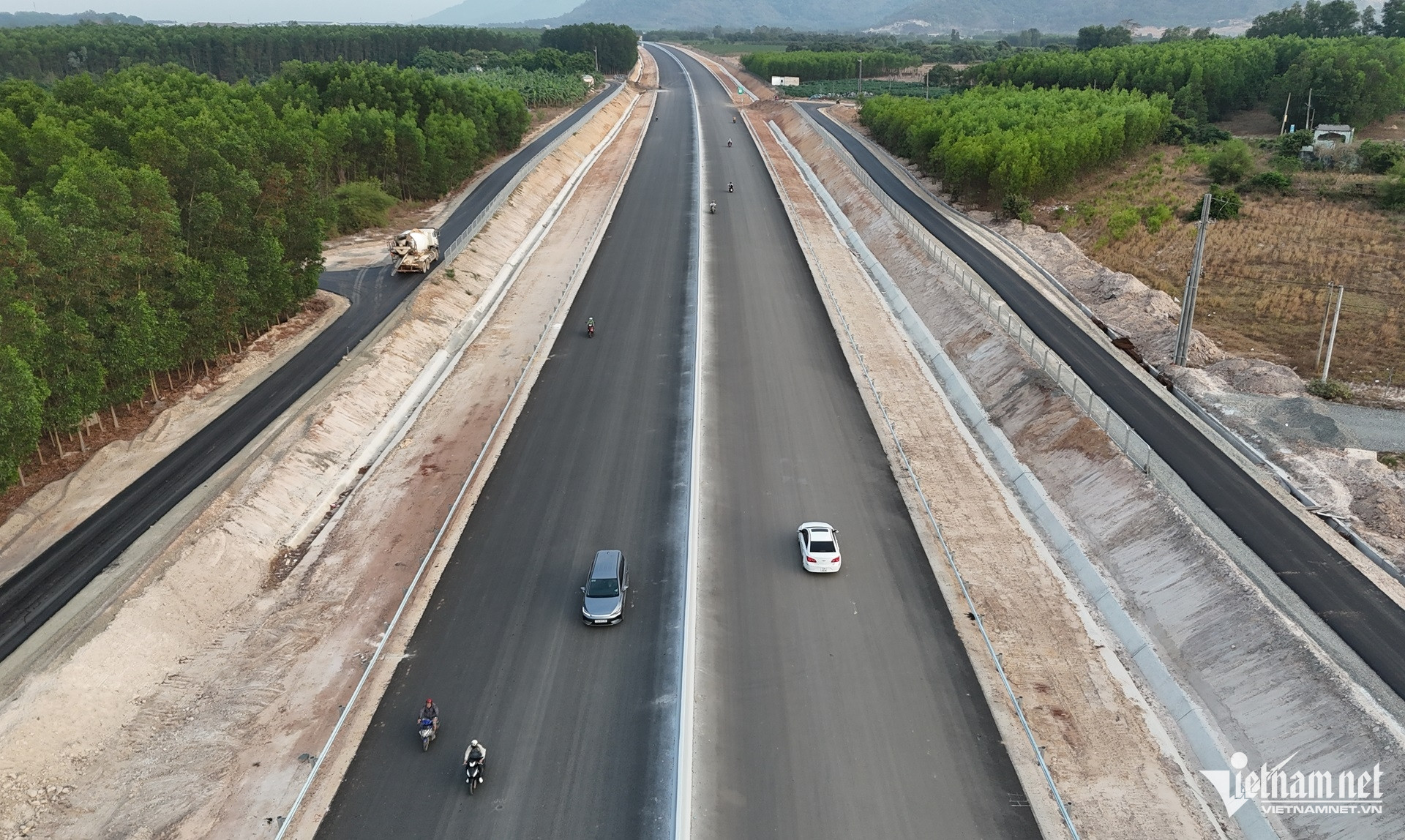 W-nhiều phương tiện chạy lén vào cao tốc Biên Hòa Vũng Tàu đang thi công.JPG.jpg