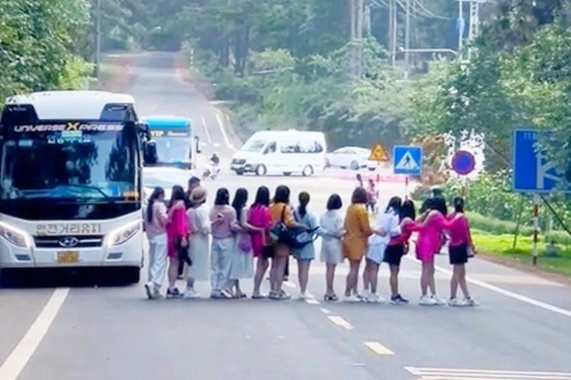 Xác minh nhóm du khách dàn hàng ngang giữa đường chụp ảnh