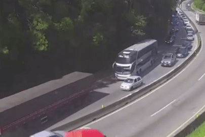 Xe bồn lật ngiêng rồi bốc cháy khiến hàng chục ô tô bị thiêu rụi trên cao tốc