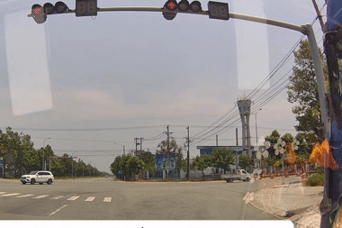 Xe đầu kéo ngang nhiên vượt đèn đỏ như chốn không người tại Bình Dương
