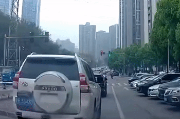 Xe ô tô lao như tên bắn, bay lên không trung rồi đè bẹp loạt xe sang