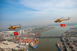 10 trực thăng kéo cờ tập luyện chào mừng 50 năm thống nhất đất nước