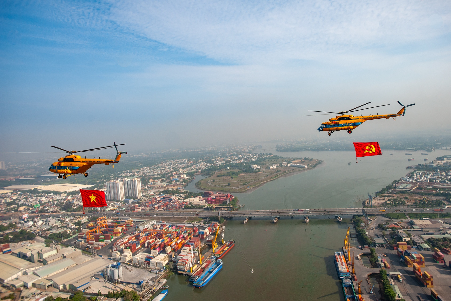 10 trực thăng kéo cờ tập luyện chào mừng 50 năm thống nhất đất nước