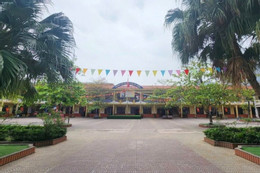 12 học sinh tiểu học nhập viện sau ăn cơm nắm vỉa hè