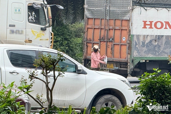 Bản tin chiều 9/4: Đu bám cabin xe tải mời mua cà phê trên Đại lộ Thăng Long