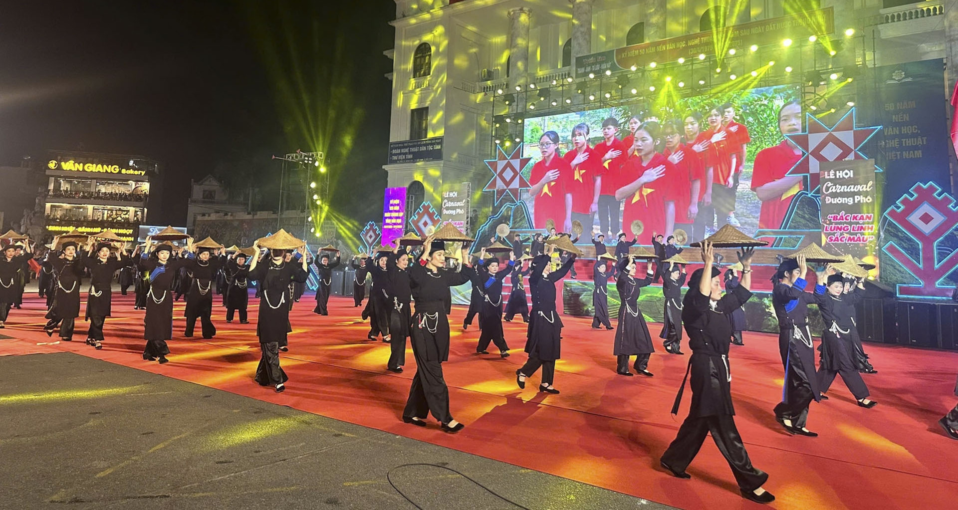 Ấn tượng Lễ hội Carnaval đường phố 'Bắc Kạn lung linh sắc màu'