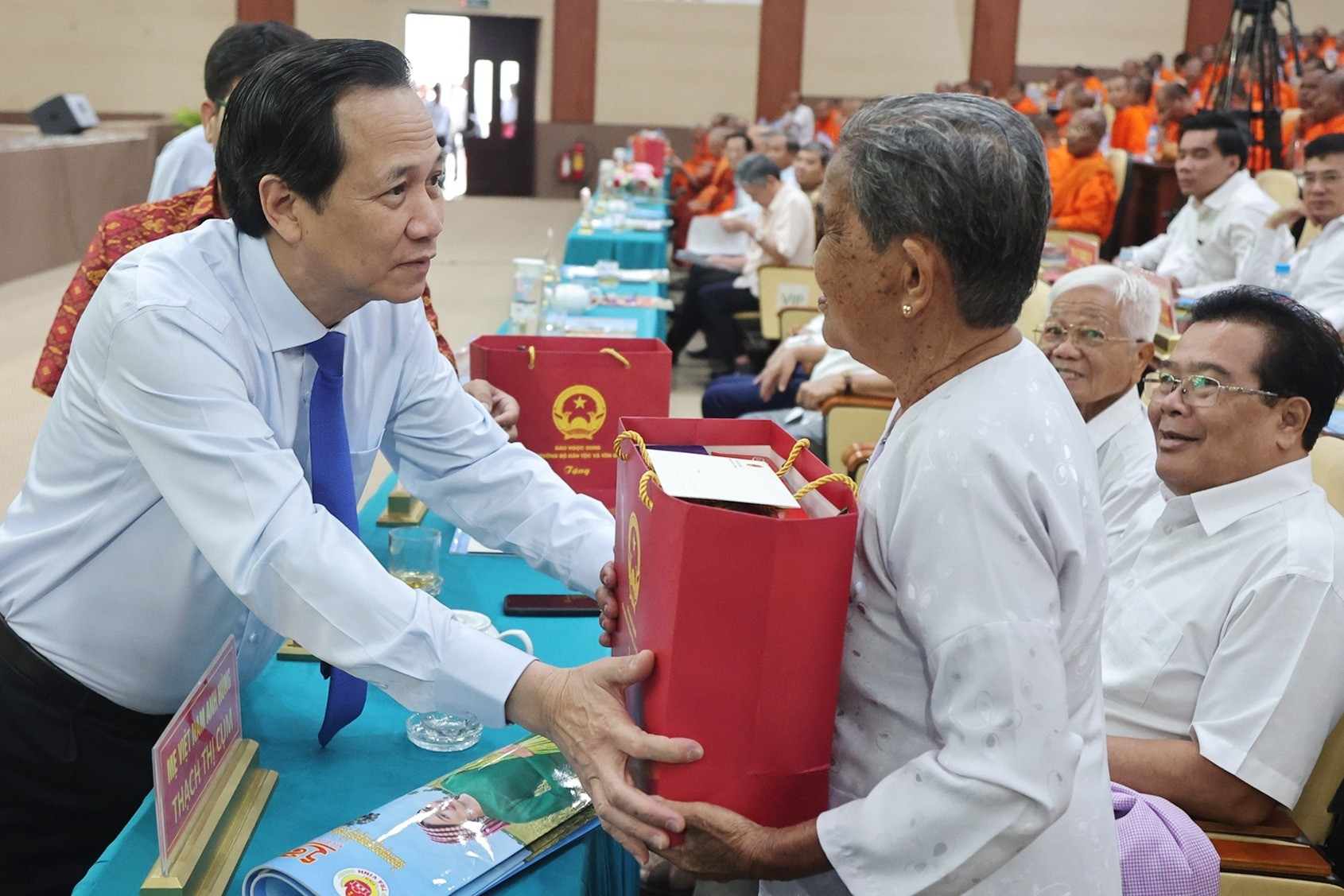 Bộ trưởng Đào Ngọc Dung chúc Tết đồng bào Khmer ở Trà Vinh