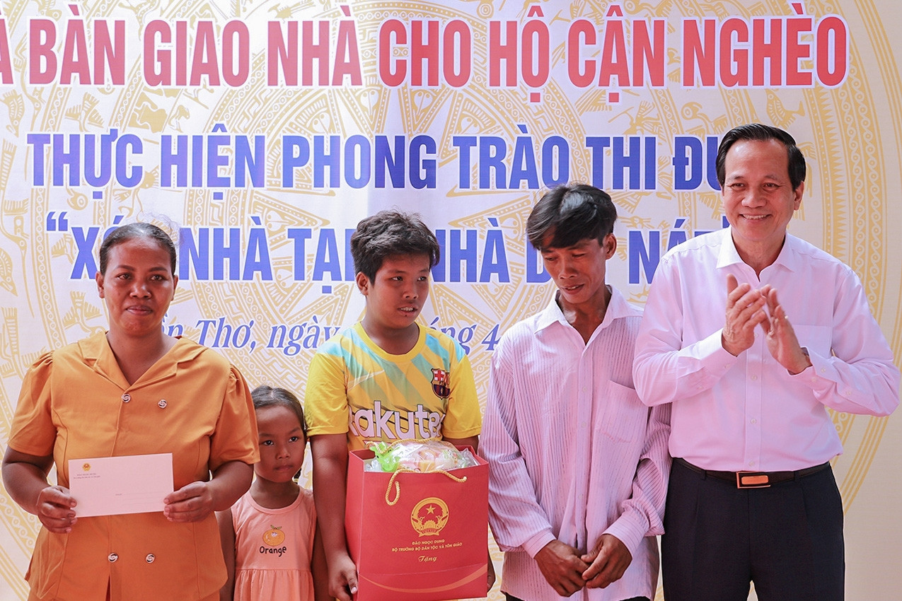 Bộ trưởng Đào Ngọc Dung: Để thoát nghèo bền vững phải có nơi ăn chốn ở tốt lành