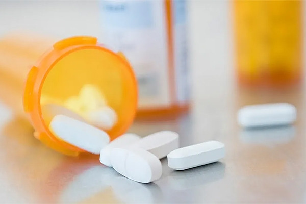 Buồn chán vì các bạn tẩy chay, nữ sinh 13 tuổi uống 30 viên Paracetamol