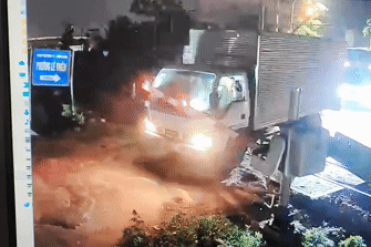 Chuông kêu inh ỏi, gác chắn đã hạ, ô tô vẫn bất chấp lao qua đường ray