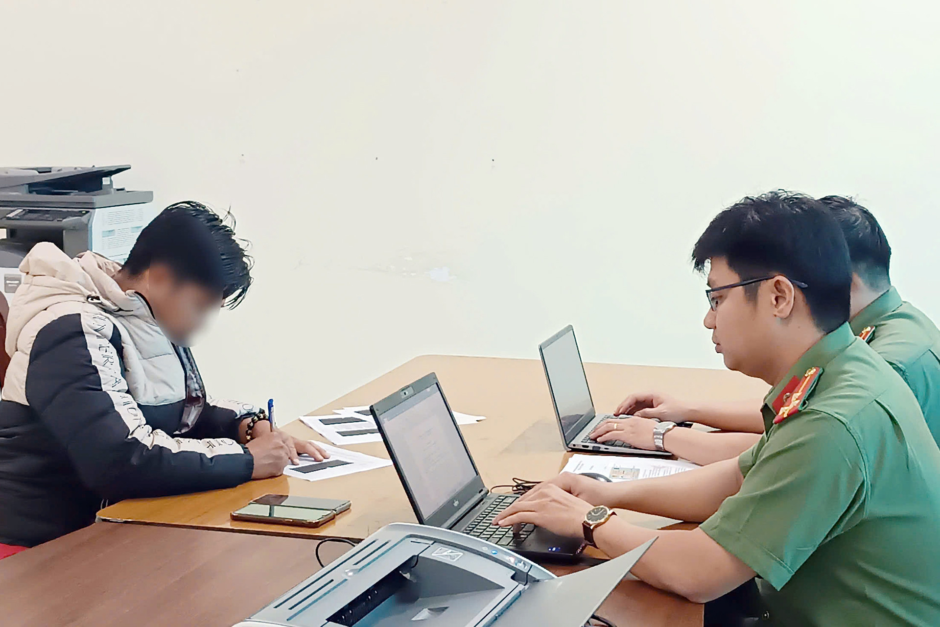 Công an tỉnh Lâm Đồng làm việc 1 trong 4 người đưa thông tin sai sự thật về sáp nhập .jpg