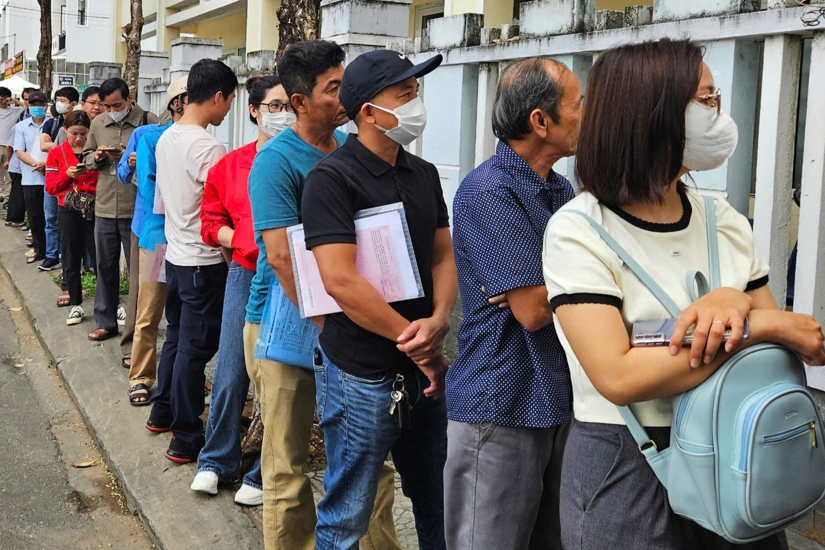 Dân Đà Nẵng xếp hàng từ 6h sáng chờ làm thủ tục đất đai