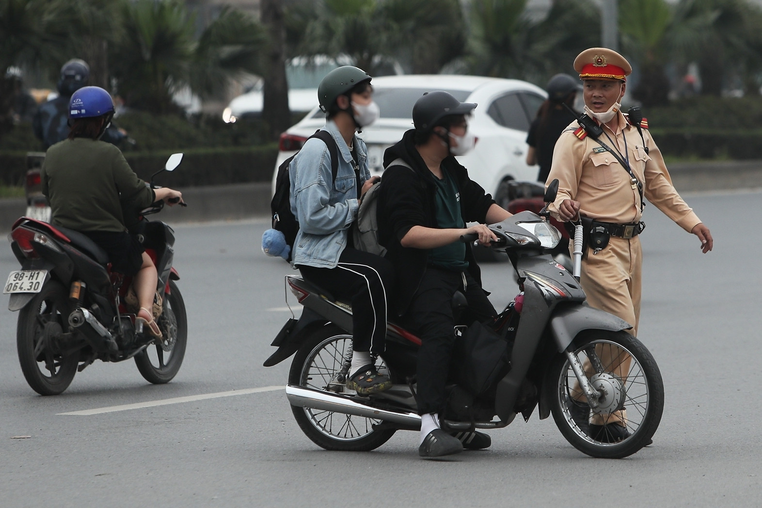 Dùng mánh khóe 'né' ùn tắc, người đi xe máy ở Hà Nội ngẩn người vì bị phạt 5 triệu
