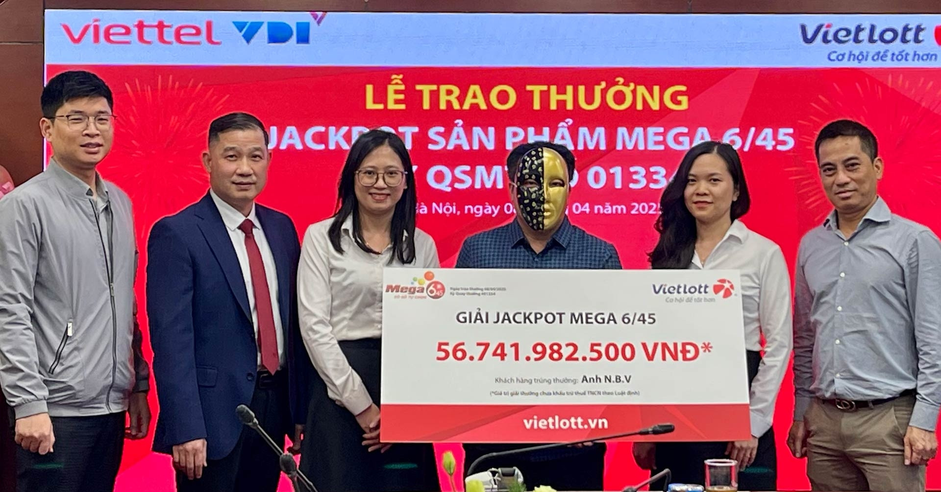 Người đàn ông ở Hà Nội trúng Vietlott hơn 56,7 tỷ đồng