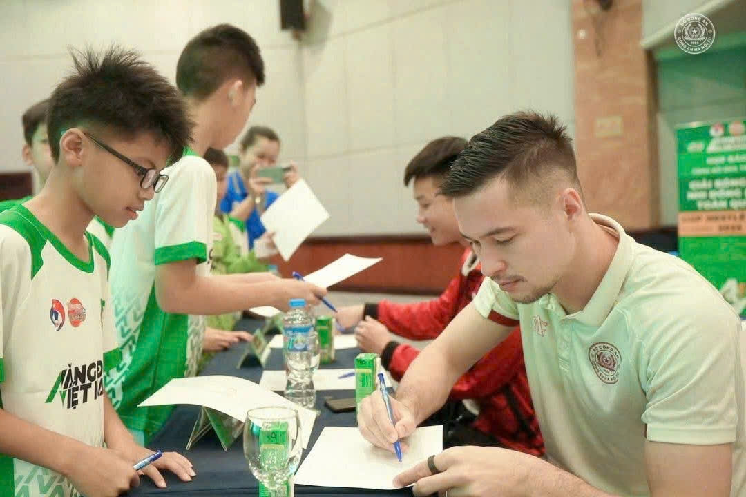 Nguyễn Filip truyền cảm ứng cho cầu thủ nhí U11