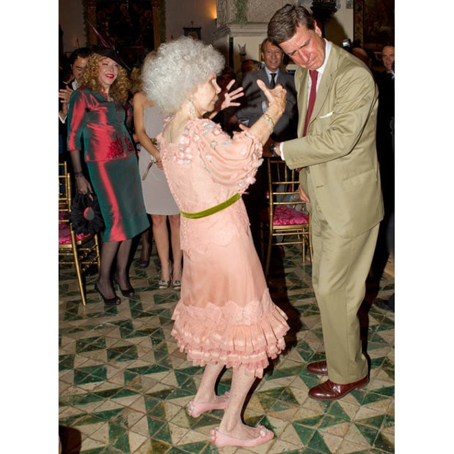 nu cong tuoc lay thuong dan 2.jpg