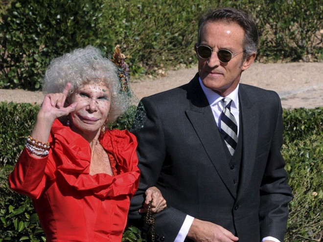 nu cong tuoc lay thuong dan 3.jpg