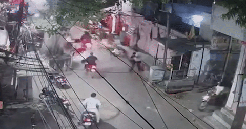 Khoảnh khắc ô tô đâm hàng loạt xe máy trên đường khiến nhiều người thương vong