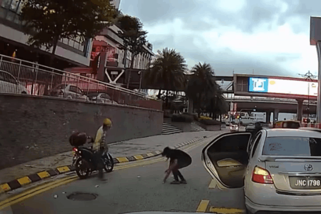 Tiền vương vãi khắp đường, camera hành trình ghi được điều đặc biệt