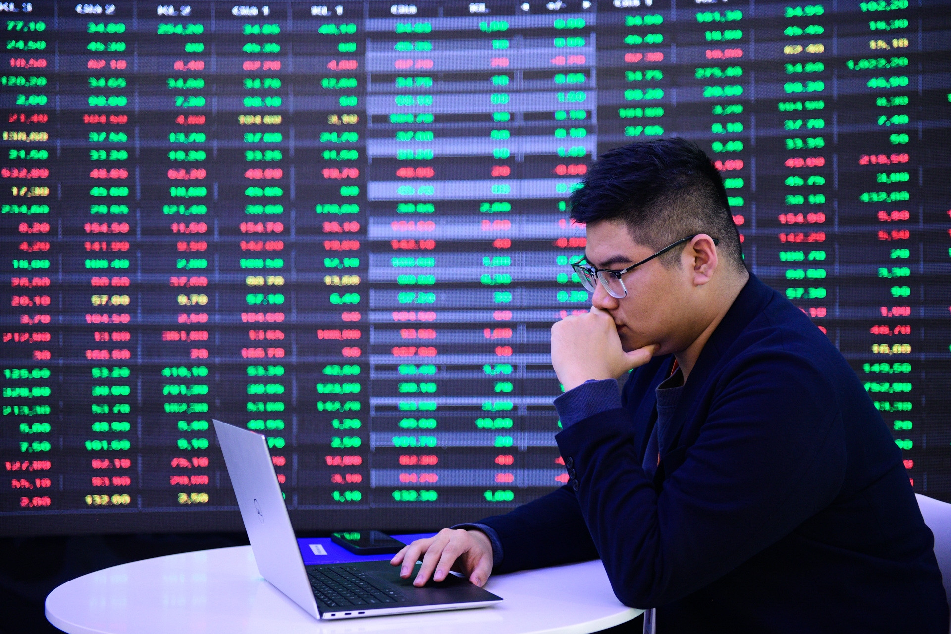 VN-Index kết phiên rời mốc 1.100 điểm