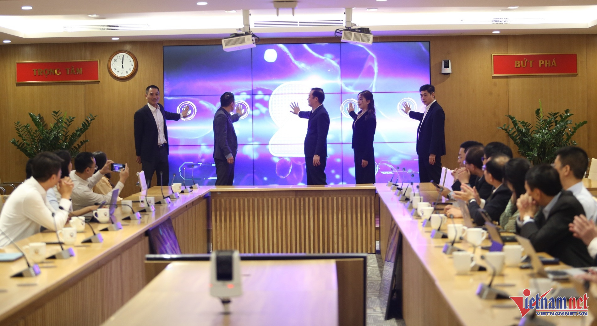 W-Các đại biểu thực hiện nghi thức khai trương cổng.jpg