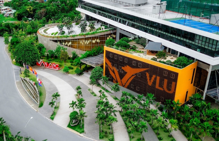 Sinh viên Văn Lang bị tố vô lễ với cựu chiến binh xem diễu binh 30/4, trường lên tiếng