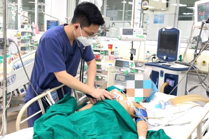 Bé gái 7 tuổi nguy kịch sau tai nạn nhỏ khi vui chơi