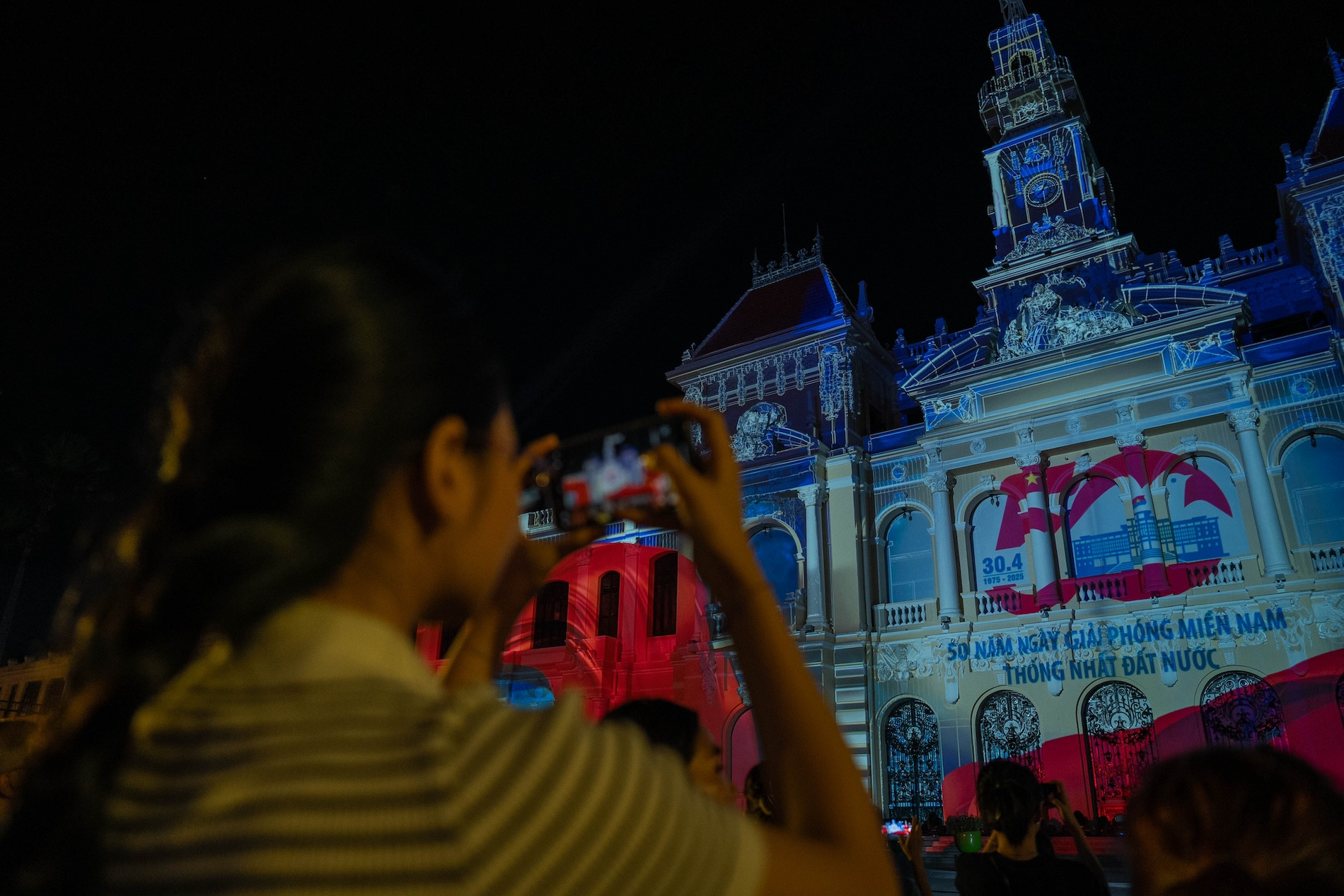 Chương trình trình diễn 3D Mapping tại Toà án UBND TPHCM thu hút đông đảo các bạn trẻ, khơi dậy lòng tự hào dân tộc .jpg