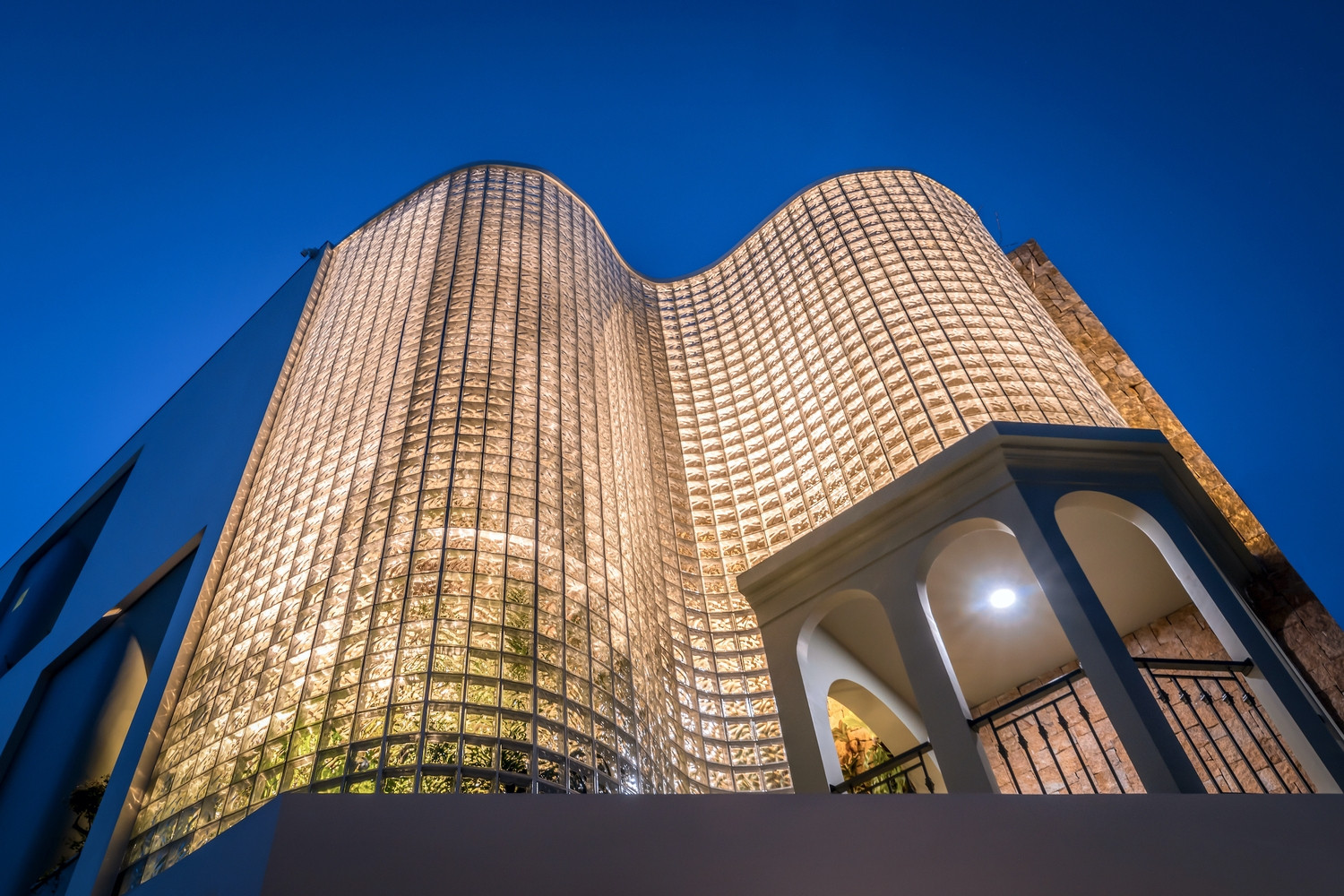 Độc đáo nhà phố 3 tầng có mặt tiền uốn lượn từ hàng nghìn viên gạch kính