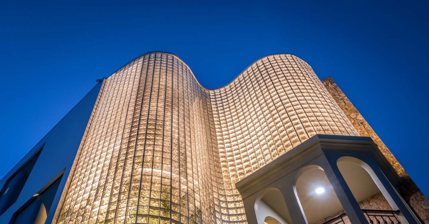 Độc đáo nhà phố 3 tầng có mặt tiền uốn lượn từ hàng nghìn viên gạch kính