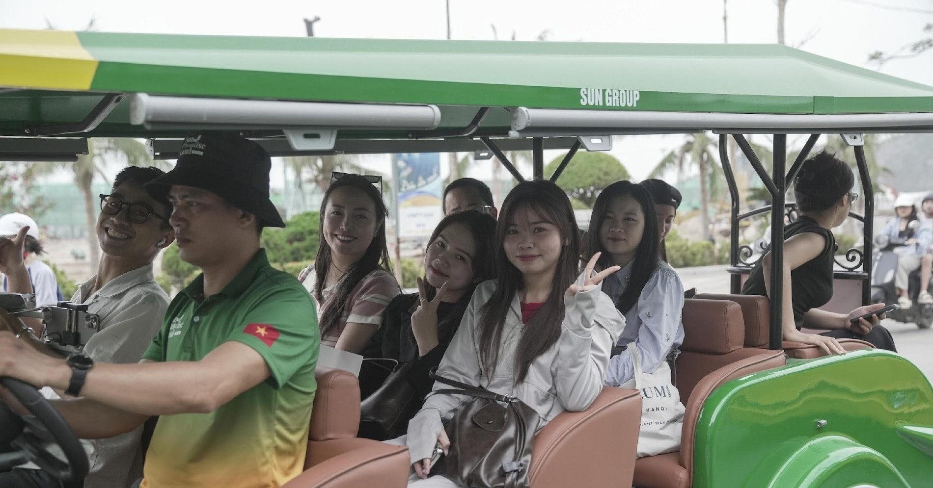 Du khách háo hức trải nghiệm xe điện, tàu cao tốc tới Cát Bà