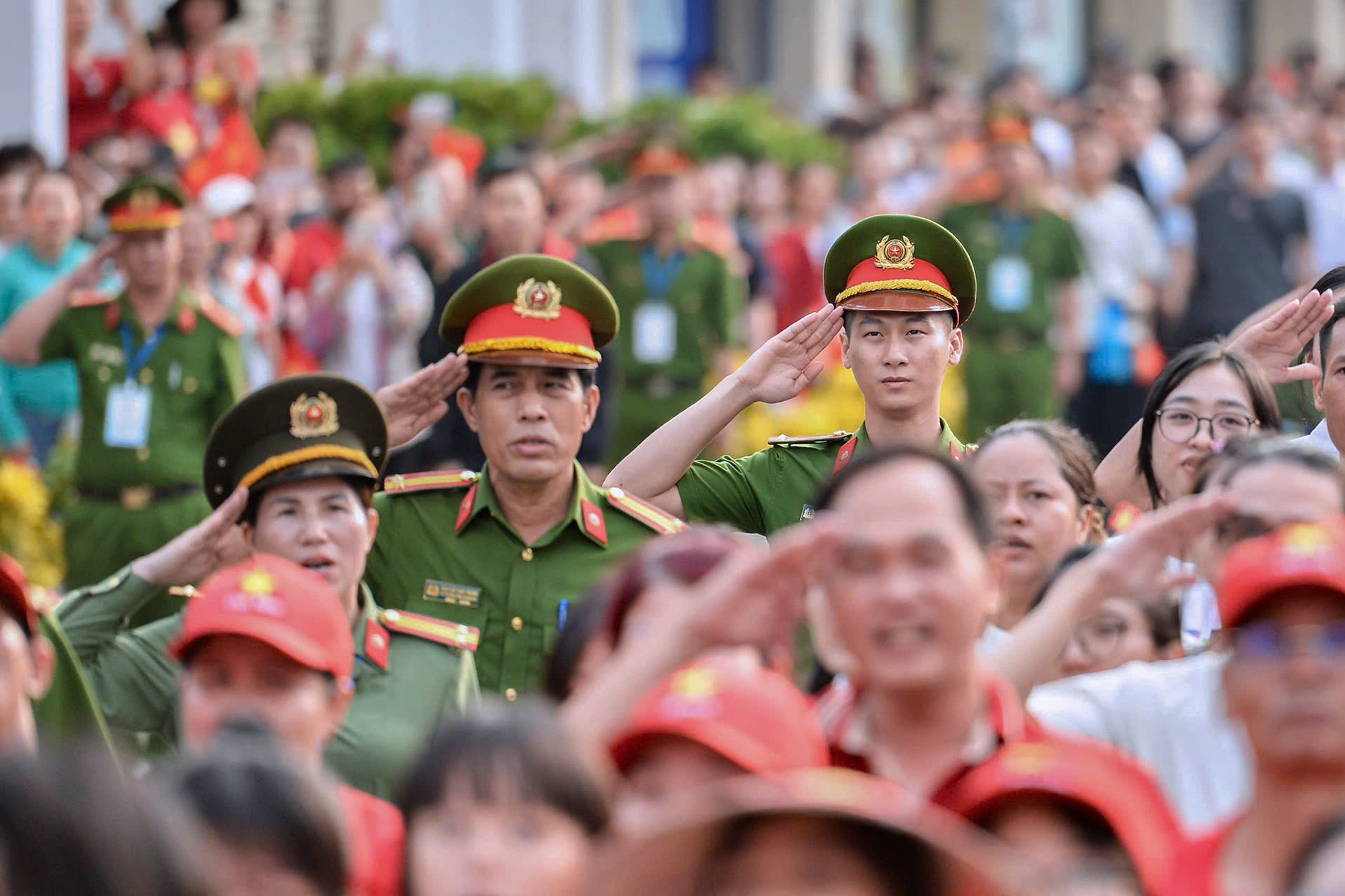 Hào hùng thời khắc chào cờ kỷ niệm 50 năm thống nhất đất nước