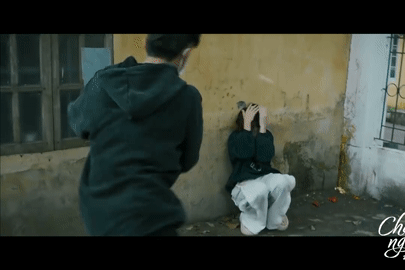 Hậu trường cảnh nữ chính 'Cha tôi người ở lại' bị ném 100 quả trứng vào người