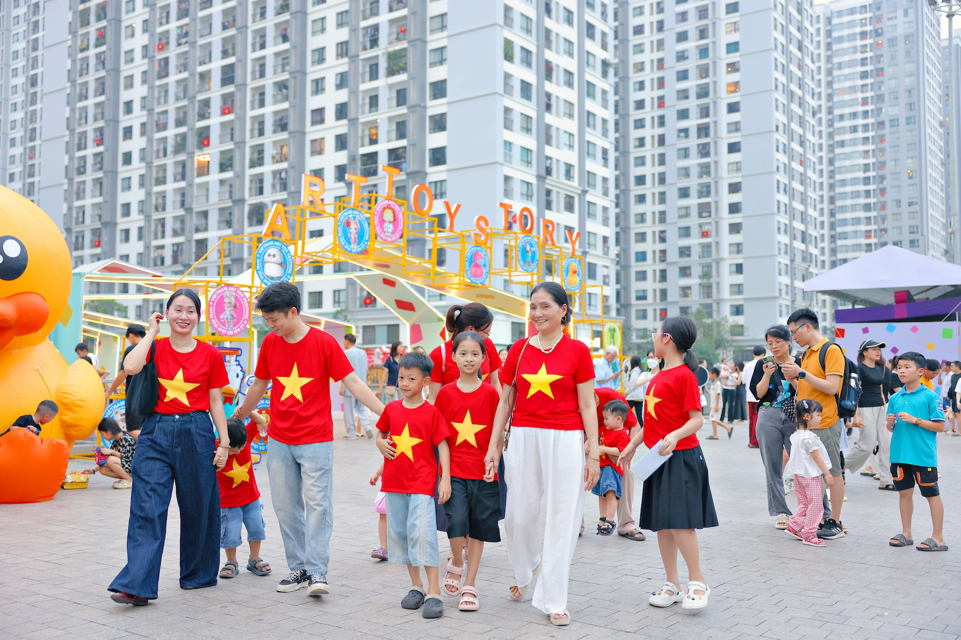 Khách hàng mua sắm.jpg
